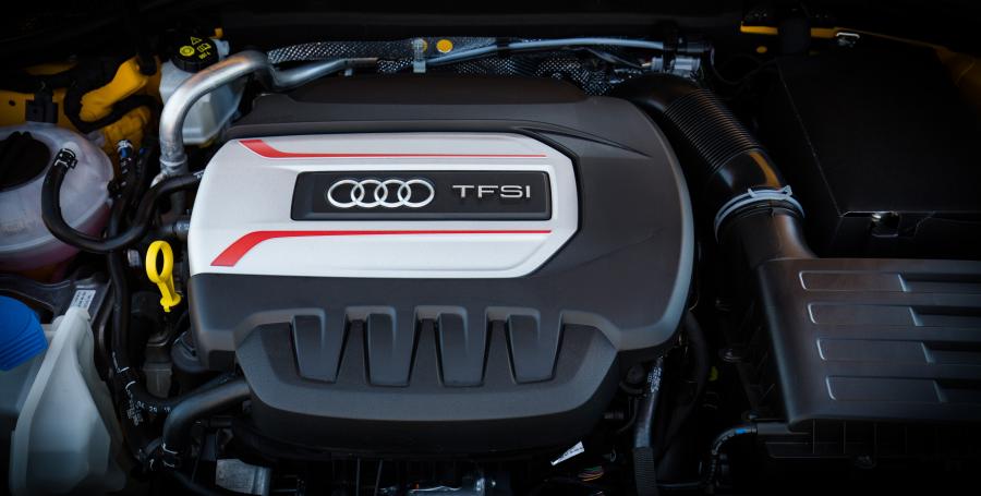 Моторный отсек Audi S3 Sportback (8V) 2016 года  (AU) (фото 3 из 17)